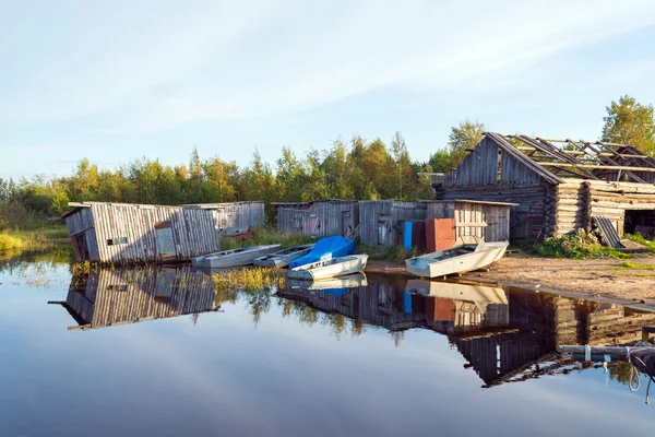 Barcos velhos é refletido na água clara do lago — Fotografia de Stock