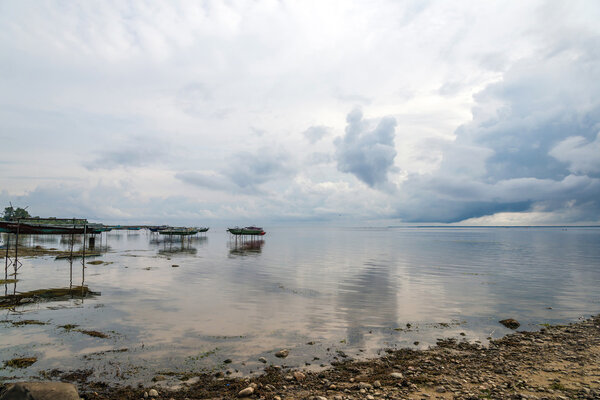 дождевые тучи отражаются в озере
