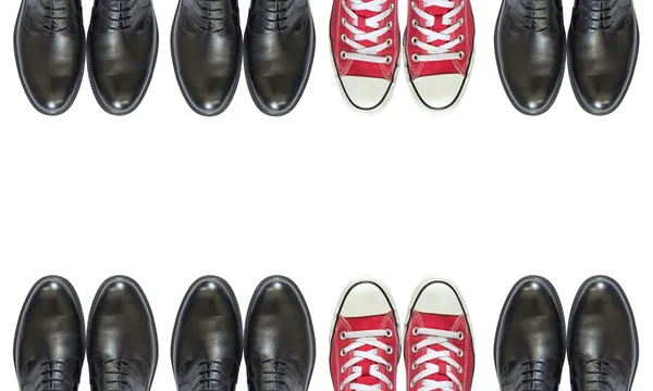 Красные кроссовки и человеческая обувь — стоковое фото