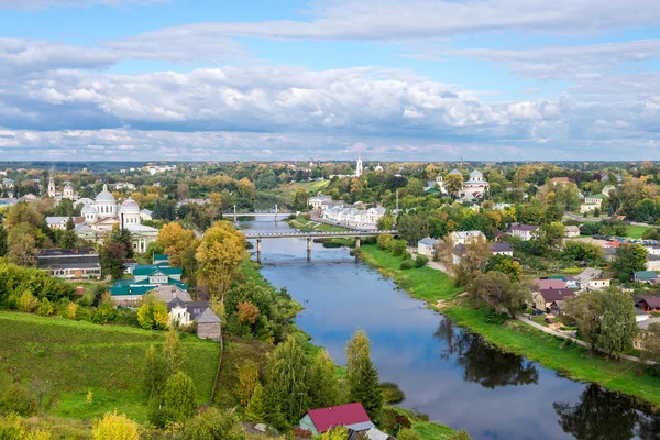 Blick von oben auf den Fluss twertsa und die Herbststadt torzhok, Russland — Stockfoto
