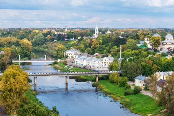 Nehrin Tvertsa üstten görünüm ve sonbahar şehir Torzhok, Rusya Federasyonu