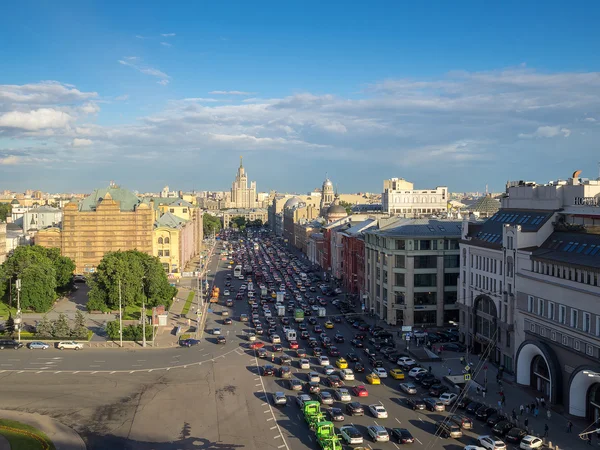 Вид на пробку в большом городе Москве — стоковое фото