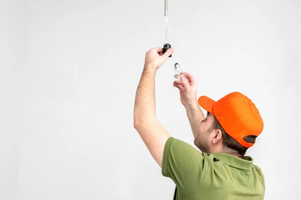 Trabalhador homem mudando lâmpada — Fotografia de Stock