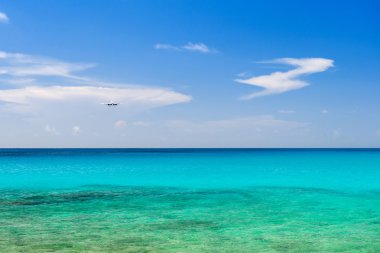 Denizin üzerine inen uçak.