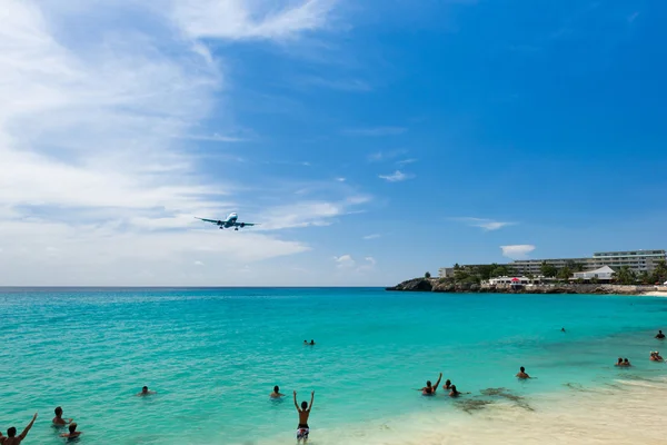 Avión aterrizaje sobre el mar, playa de la bahía de Maho, Caribe — Foto de Stock