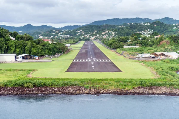 Lokale baan in luchthaven stad Castries, St.Lucia, Caribisch gebied — Stockfoto