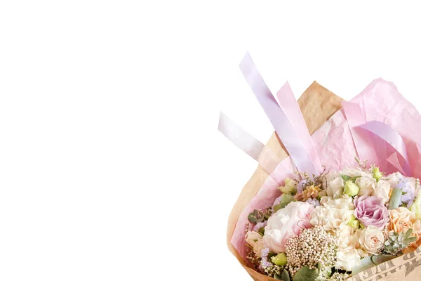 Pastell Bouquet mit Pfingstrosen, Rosen und Nelken isoliert auf weißem Hintergrund — Stockfoto