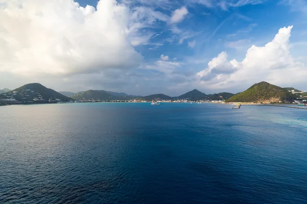 Isla tropical caribeña de San Martín, vista desde el océano — Foto de Stock