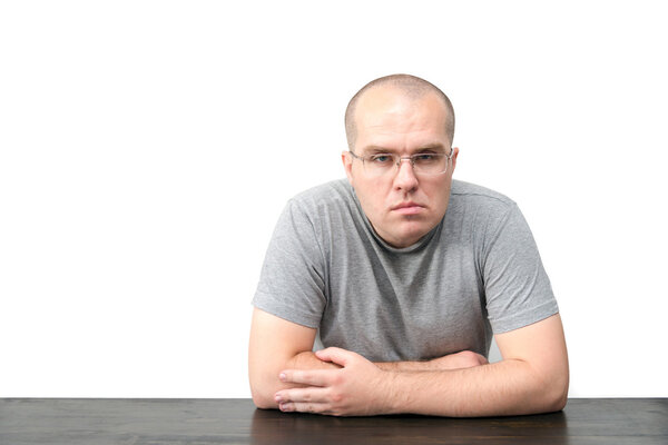 Человек со странным выражением лица изолирован на белом фоне
