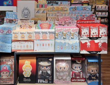 Dubai, BAE - 12 Ekim 2025: Pop Mart 'ın Labubu kör kutu oyuncakları şık bir oyuncakçıda raflara dizildi. Popüler koleksiyon figürleri TikTok 'ta hayranları çekiyor ve trend meraklısı alıcılar tarafından seviliyor.