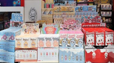 Dubai, BAE - 12 Ekim 2025: Pop Mart 'ın Labubu kör kutu oyuncakları şık bir oyuncakçıda raflara dizildi. Popüler koleksiyon figürleri TikTok 'ta hayranları çekiyor ve trend meraklısı alıcılar tarafından seviliyor.