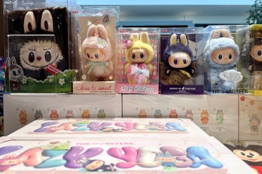 Dubai, BAE - 12 Ekim: Modern bir oyuncakçıda çeşitli Labubu figürlerinin sergilendiği Pop Mart kör kutusu oyuncakları. Labubu koleksiyonu popüler, TikTok 'ta viral ve oyuncak hayranları tarafından seviliyor.