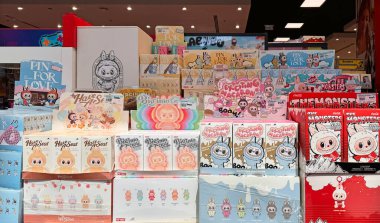 Dubai, BAE - 12 Ekim: Modern bir oyuncakçıda çeşitli Labubu figürlerinin sergilendiği Pop Mart kör kutusu oyuncakları. Labubu koleksiyonu popüler, TikTok 'ta viral ve oyuncak hayranları tarafından seviliyor.