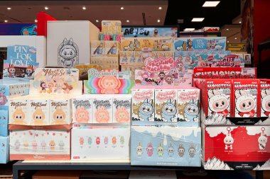 Dubai, BAE - 12 Ekim 2025: Labubu gibi renkli Pop Mart kör kutu figürleri mağazada sergilendi. TikTok trendlerinden viral oyuncaklar