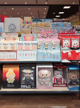 Dubai, BAE - 12 Ekim 2025: Pop Mart 'ın Labubu kör kutu oyuncakları şık bir oyuncakçıda raflara dizildi. Popüler koleksiyon figürleri TikTok 'ta hayranları çekiyor ve trend meraklısı alıcılar tarafından seviliyor.