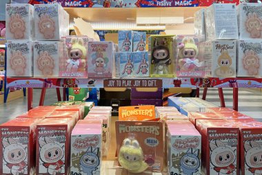 Dubai, BAE - 12 Ekim 2025: Pop Mart 'ın Labubu kör kutu oyuncakları şık bir oyuncakçıda raflara dizildi. Popüler koleksiyon figürleri TikTok 'ta hayranları çekiyor ve trend meraklısı alıcılar tarafından seviliyor.