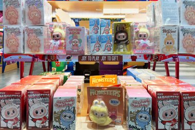 Dubai, BAE - 12 Ekim 2025: Labubu gibi renkli Pop Mart kör kutu figürleri mağazada sergilendi. TikTok trendlerinden viral oyuncaklar