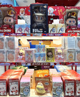 Dubai, BAE - 12 Ekim 2025: Labubu gibi renkli Pop Mart kör kutu figürleri mağazada sergilendi. TikTok trendlerinden viral oyuncaklar