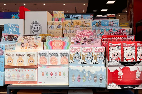 Dubai, BAE - 12 Ekim 2025: Labubu gibi renkli Pop Mart kör kutu figürleri mağazada sergilendi. TikTok trendlerinden viral oyuncaklar