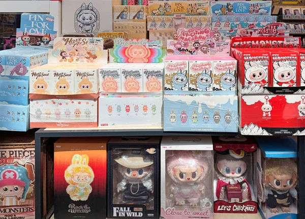 Dubai, BAE - 12 Ekim 2025: Labubu gibi renkli Pop Mart kör kutu figürleri mağazada sergilendi. TikTok trendlerinden viral oyuncaklar