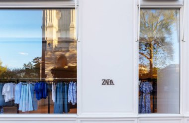 Minimalist Zara mağazası modern logosu ve Paris caddesinin yansıması. Paris, Fransa - 5 Nisan 2025.