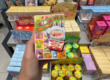 Pop Mart Labubu The Monsters Wacky Mart koleksiyon kutusu, TikTok 'ta popüler olan kör kutu oyuncağını gösteriyor. Dubai, BAE - 20 Eylül 2025