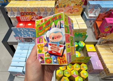 Dubai, BAE - 20 Eylül 2025: The Monsters Wacky Mart Pop Mart kutusu sergileniyor, koleksiyonluk kör kutu oyuncağı.