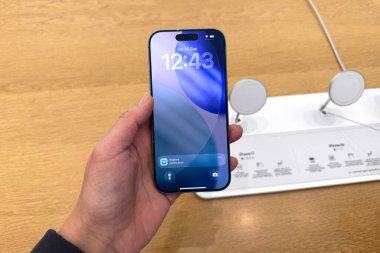 Dubai, BAE, 20 Eylül 2025. iPhone 17, Apple Store 'da el ele tutuştu..