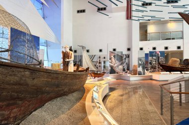 Sharjah, BAE. 14 Eylül 2025. Sharjah Denizcilik Müzesi 'nin iç manzarasında geleneksel deniz manzaraları ve zengin denizcilik mirası sergileniyor.