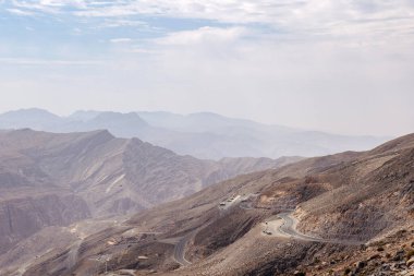 En çok ziyaret edilen nokta Jebel Jais manzaralı dağ manzarası Ras Al Khaimah, BAE. Nefes kesen kayalık tepeler, dolambaçlı yollar ve yürüyüş, kamp ve halatla kayma maceraları için popüler turizm merkezleri.