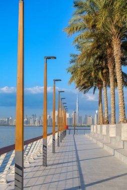 Güneşli bir günde Dubai şehir merkezine bakan gezinti güvertesi, BAE. Yüksek kalite fotoğraf