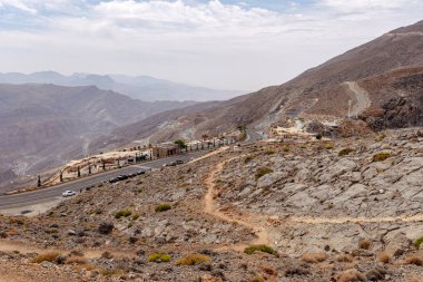 En çok ziyaret edilen nokta Jebel Jais manzaralı dağ manzarası Ras Al Khaimah, BAE. Nefes kesen kayalık tepeler, dolambaçlı yollar ve yürüyüş, kamp ve halatla kayma maceraları için popüler turizm merkezleri.
