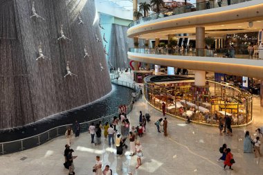 Dubai, BAE. 1 Kasım 2025. Dubai Alışveriş Merkezi 'nin iç kısımları. İnsan şelalesi, lüks bir kafe ve hareketli bir günün tadını çıkaran müşteriler..