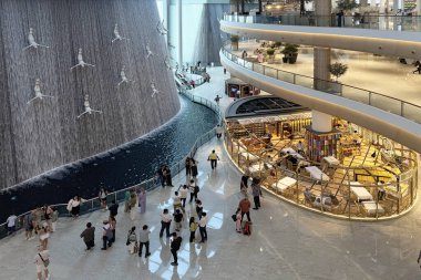 Dubai, BAE - 1 Kasım 2025. Dubai Alışveriş Merkezi Şelalesi. Modern mimari, insanlar alışveriş merkezini, sanatı, eğlenceyi, lüks atmosferi keşfediyorlar..