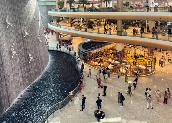 Dubai Alışveriş Merkezi 'nde modern yaşam tarzı. İkonik İnsan Şelalesi. İnsanlar yürüyor, alışveriş yapıyor, dinleniyor. Dubai, BAE - 1 Kasım 2025.