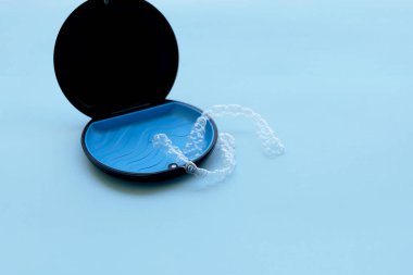 Diş hizalamaları düzgün bir çantada sergileniyor, kolay ve rahat bir ortodontik tedavi. Yenilikçi diş bakımı hakkında pazarlama hizalama çözümleri, diş uygulamaları ve içerik için kullanışlıdır