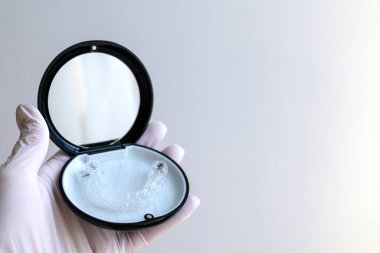 Elle şeffaf bir hizalama, ortodonti bakımının temiz iş akışı ve çıkarılabilir diş aletlerinin hafif yapısı