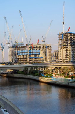 Dubai, BAE. 2 Kasım 2025. Dubai Creek Limanı 'ndaki emlak inşaatı, vinçler, inşaat halindeki kuleler. Dubai emlak piyasası genişliyor, yeni fırsatlar ve modern yaşam alanları yaratıyor.