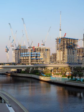Dubai, BAE. 2 Kasım 2025. Dubai Creek Limanı 'nda inşaat vinçleri ve yeni kuleler yükseliyor. Modern mimari ve hızlı kentsel gelişim Dubai 'yi sürekli büyüme ve gelecek için vizyon olarak yansıtır