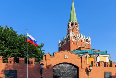 Kremlin 'in rüzgarda dalgalanan Rus bayrağıyla görüntüsü, Moskova' da popüler bir turistik ilgi odağı. Tarih, siyaset ve kültürel öneme sahip bir dönüm noktası. 10 Temmuz 2024, Moskova, Rusya