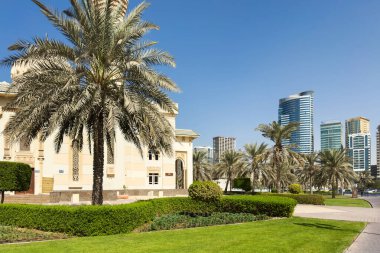 Sharjah, BAE - 8 Kasım 2025. Al Majaz Park 'taki Al Taqwa Camii' nin manzarası, zarif bir mimari, nazik bir ortam ve bu kültürel dönüm noktası etrafında sakin bir atmosfer sergiliyor.