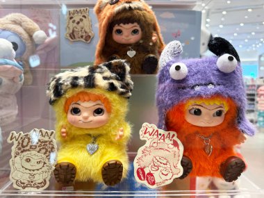 Dubai, BAE - 31.08.2025. Mağazada Wakuku oyuncağı sergisi, TikTok 'ta viral kör kutu eğilimi, eğlenceli Labubu koleksiyon tablosu