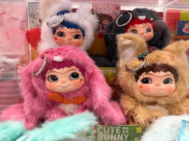 Dubai, BAE - 31 Ağustos 2025. Mağazada Wakuku oyuncağı sergisi, TikTok 'ta viral kör kutu eğilimi, eğlenceli Labubu koleksiyon tablosu