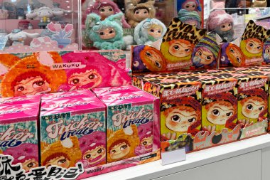 Dubai, BAE - 31.08.2025. Wakuku oyuncakları sergileniyor, viral kör kutu koleksiyonu TikTok 'ta moda, bütçe Labubu sansasyonu.