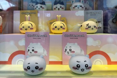 Dubai BAE - 22 Kasım 2025 Charming Chiikawa karakter figürleri modern perakende tasarımı canlı ambalaj ve kawaii temalı ürünleri vurgulayan düzenli bir Miniso vitrininde düzenlenmiştir.