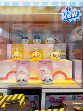 Dubai BAE - 22 Kasım 2025 Sevimli Chiikawa oyuncakları renkli bir Miniso 'da eğlenceli perakende atmosfer görüntüsü neşeli karakterler ve stok kullanımı için çekici ürün sunumu
