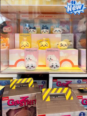 Dubai BAE - 22 Kasım 2025 neşeli Chiikawa karakterleriyle dolu parlak Mini ekran neşeli ve misafirperver atmosfer yaratarak modern aile dostu perakendenin eğlenceli ve renkli havasını yakalıyor