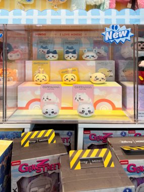 Dubai BAE - 22 Kasım 2025 Çekici Chiikawa figürlerinin yer aldığı renkli Miniso düzenleme tatlı karakter tasarımı ve bu popüler mağaza ortamının samimi havasını gösteren canlı perakende satış anı sunar