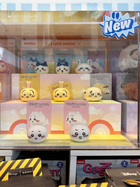 Dubai BAE - 22 Kasım 2025 Sevimli Chiikawa oyuncakları renkli bir Miniso 'da eğlenceli perakende atmosfer görüntüsü neşeli karakterler ve stok kullanımı için çekici ürün sunumu