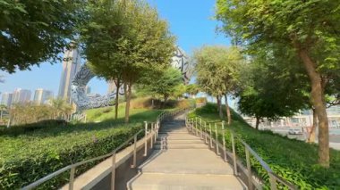 28 Ekim 2025, Dubai, BAE. İkonik Gelecek Müzesi açık mavi gökyüzünün altında parlıyor, yenilik ve gelişimin sembolü..